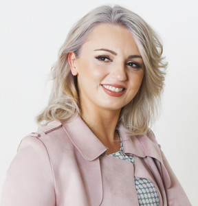 Frau Kasapi, Julie 