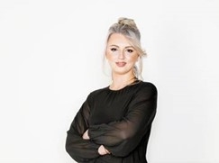 Frau Kasapi, Julie